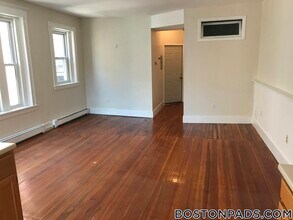 18 Parkway Rd, Unit 6 in Brookline, MA - Building Photo - Building Photo