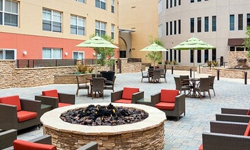 Rafael Town Center Apartments in San Rafael, CA - Building Photo - Building Photo