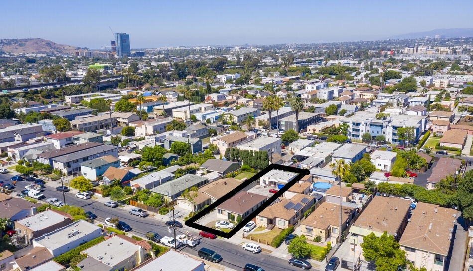 2305 S Burnside Ave in Los Angeles, CA - Building Photo