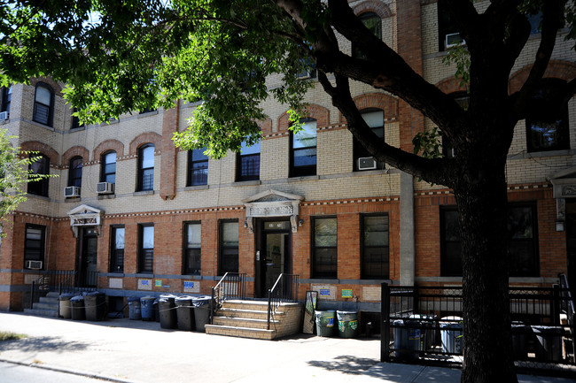 32-70 48th St in Long Island City, NY - Foto de edificio - Building Photo