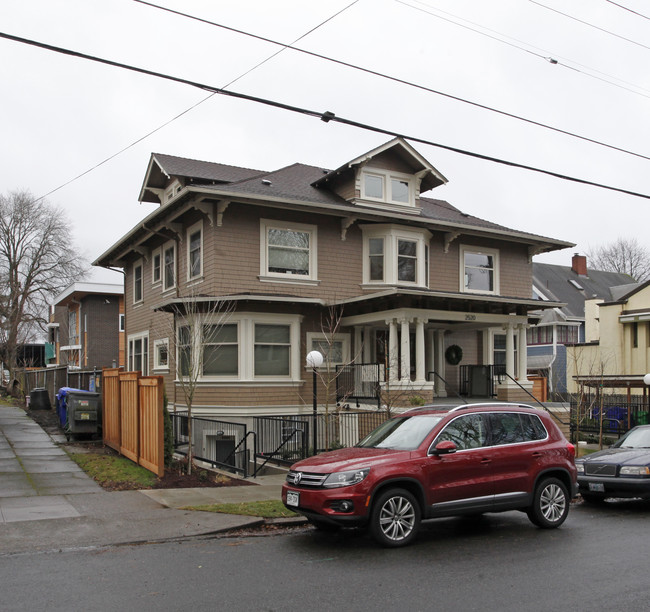 2520 SE Madison St in Portland, OR - Foto de edificio - Building Photo