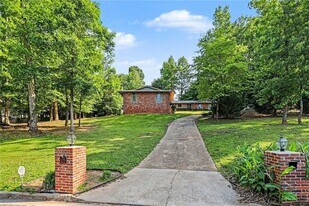 3084 Green Valley Dr in East Point, GA - Building Photo