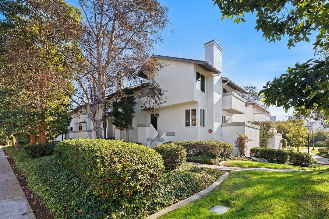 500 Harbor Woods Pl in Newport Beach, CA - Building Photo