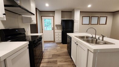 124 Lincoln Dr in Livingston, TX - Building Photo - Building Photo