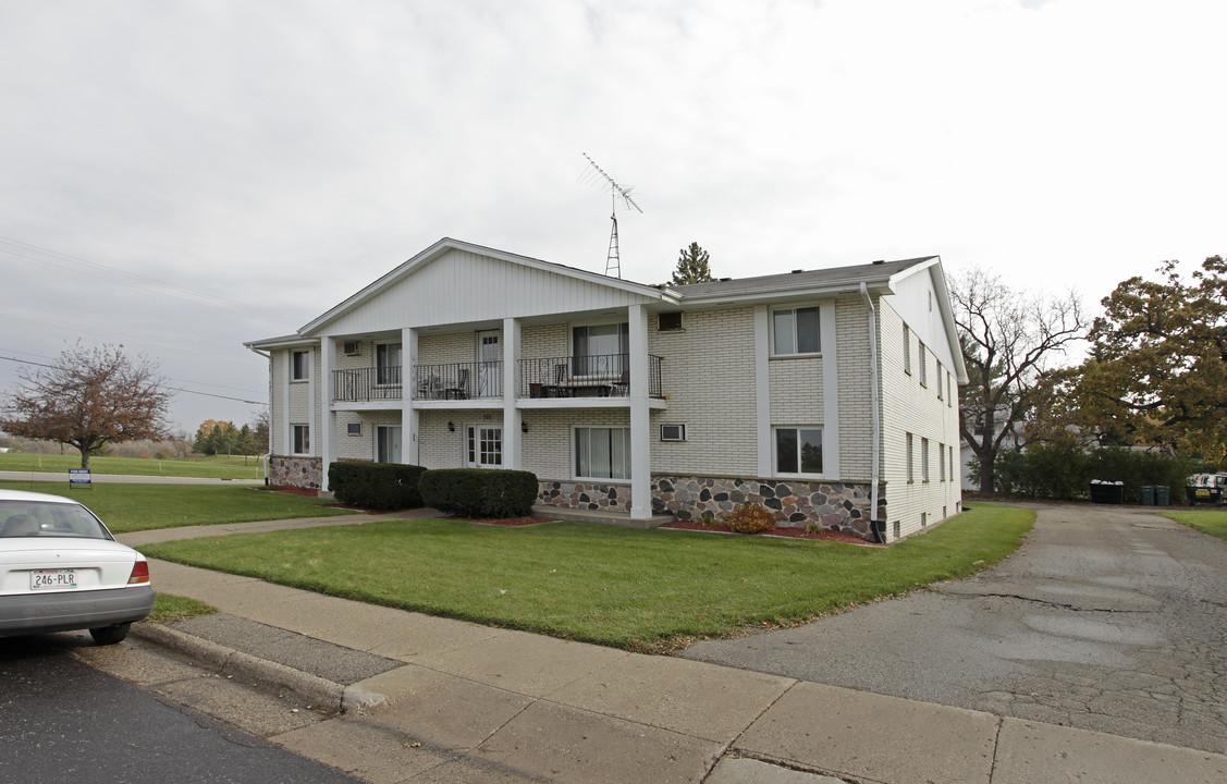 105 Cummings St in Delavan, WI - Foto de edificio