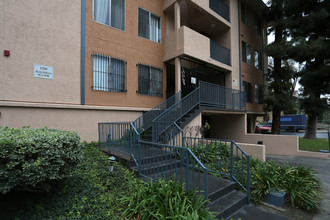 1201 Magnolia Ave in Los Angeles, CA - Foto de edificio - Building Photo