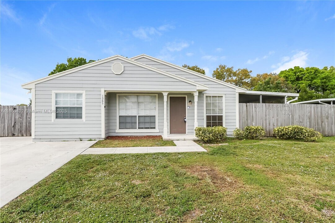 1365 Savoyard Way in Royal Palm Beach, FL - Foto de edificio