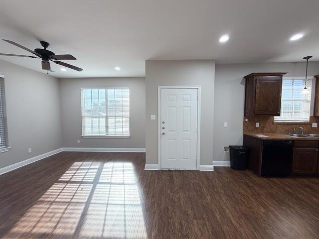 1203 N Clay St in Ennis, TX - Building Photo - Building Photo