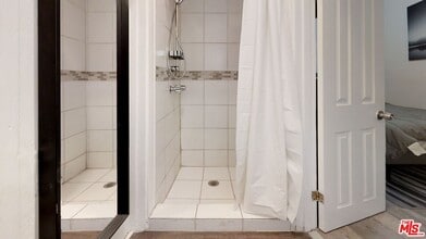 647 W 18th St in Los Angeles, CA - Building Photo - Building Photo