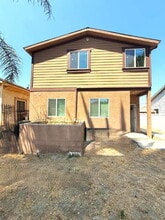 827 E 74th St in Los Angeles, CA - Building Photo - Building Photo