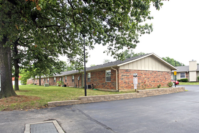 Woodgate Village in St. Charles, MO - Foto de edificio - Building Photo