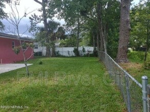 7819 Lisa Dr E in Jacksonville, FL - Building Photo - Building Photo