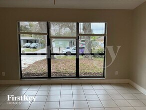 8020 N Ola Ave, Unit 1404 in Tampa, FL - Foto de edificio - Building Photo