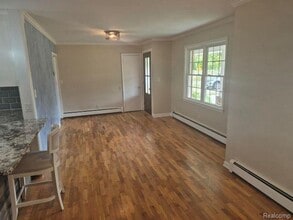 12387 Milford Rd in Holly, MI - Building Photo - Building Photo