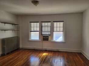 2575 Perkiomen Ave, Unit 2 in Reading, PA - Foto de edificio - Building Photo
