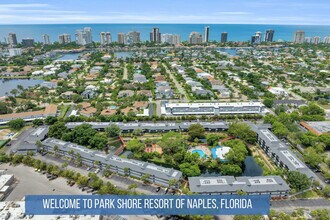 600 Neapolitan Way in Naples, FL - Foto de edificio - Building Photo