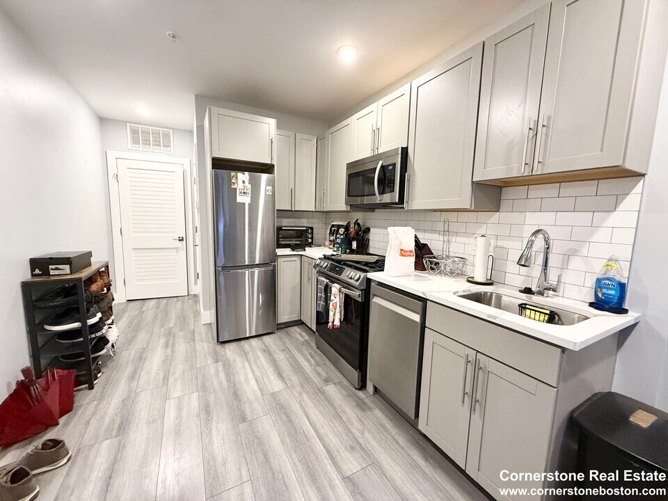 40 B St, Unit 2F in Boston, MA - Building Photo