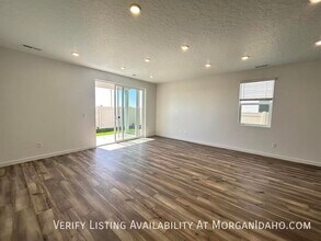 8205 W Grey Alder Dr in Eagle, ID - Foto de edificio - Building Photo
