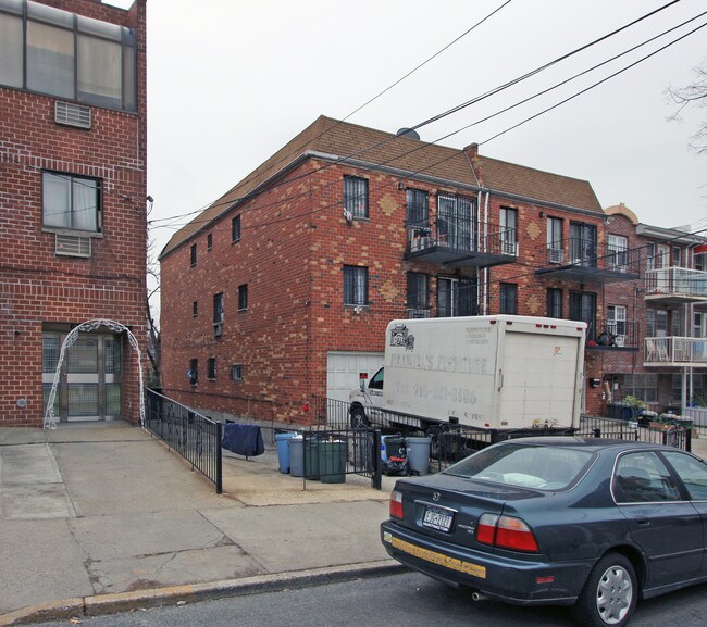 6918 43rd Ave in Woodside, NY - Foto de edificio - Building Photo