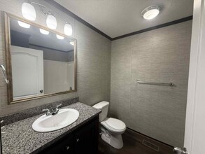 1236 N Oaklane Rd in Springfield, IL - Foto de edificio - Building Photo