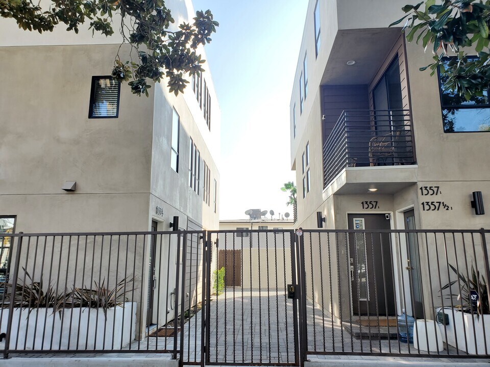 1357 N Stanley Ave in Los Angeles, CA - Building Photo