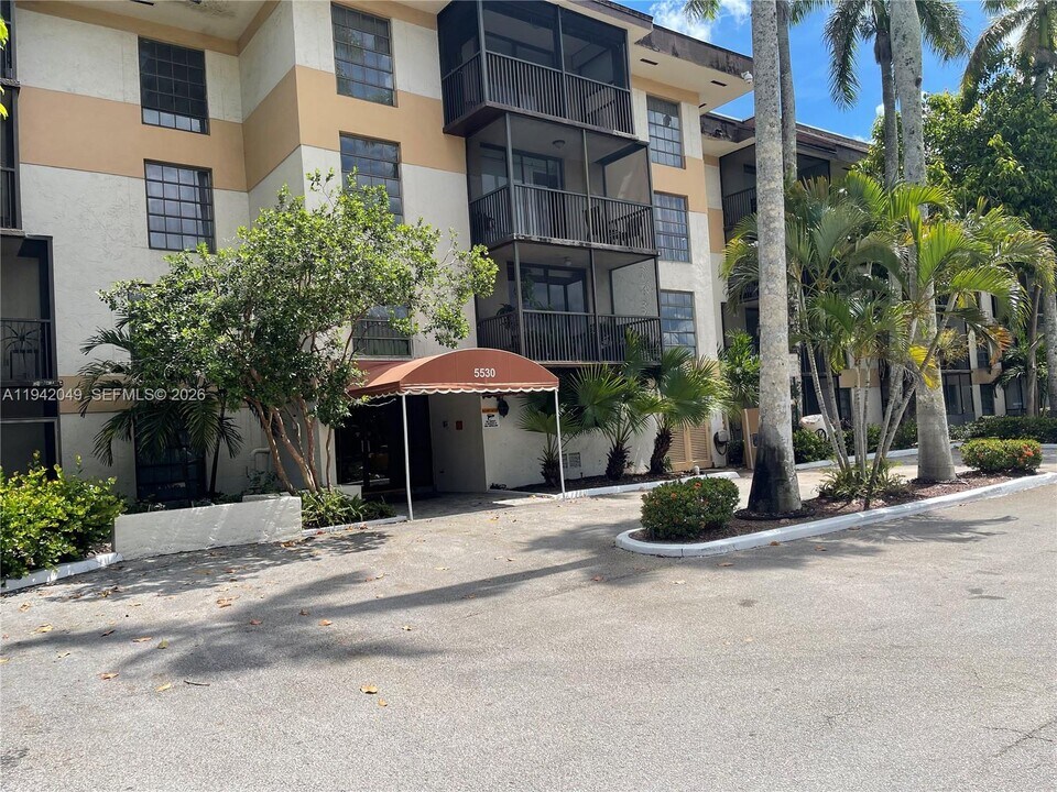 5530 NW 44th St in Lauderhill, FL - Building Photo