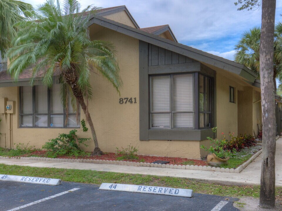 8741 Cleary Blvd in Plantation, FL - Building Photo