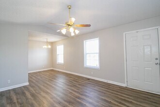 233 Waterford Dr in Oak Grove, KY - Building Photo - Building Photo
