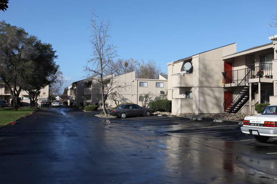 Parkwood Apartments in Turlock, CA - Building Photo