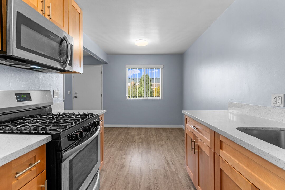 1633 Chestnut Ave, Unit E in Long Beach, CA - Building Photo
