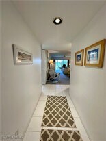 320 Horse Creek Dr in Naples, FL - Building Photo