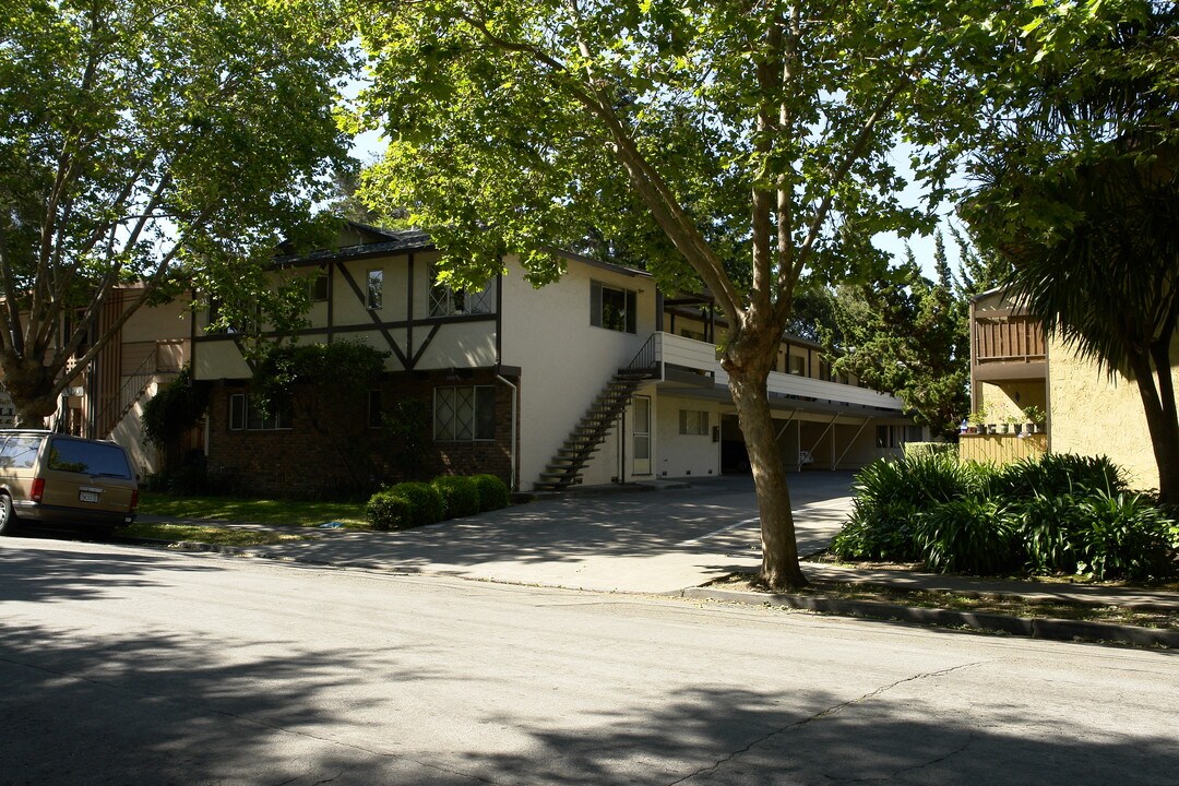 1311 Mills St in Menlo Park, CA - Foto de edificio