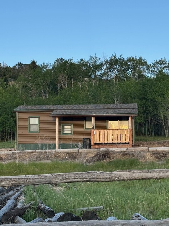 143 Ward Rd in Anaconda, MT - Foto de edificio