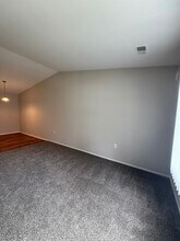 1256 Oxford Manor Ct in South Lyon, MI - Foto de edificio - Building Photo