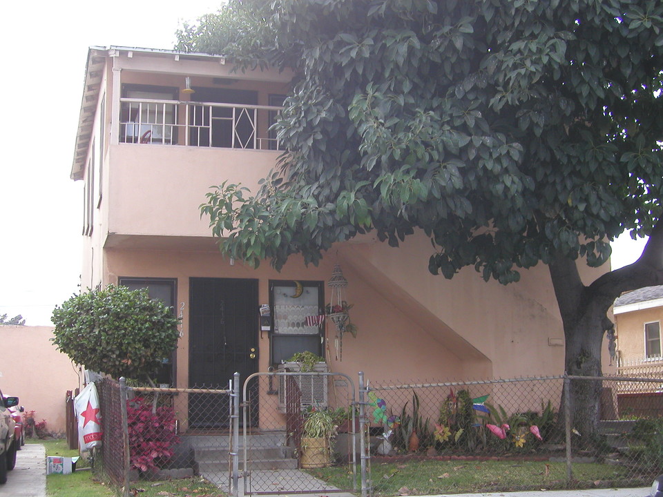 2416 Glover Pl in Los Angeles, CA - Building Photo