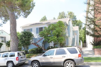 445 Kelton Ave in Los Angeles, CA - Foto de edificio - Building Photo