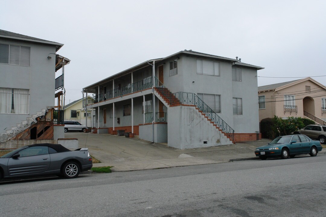 132 Santa Dominga Ave in San Bruno, CA - Foto de edificio