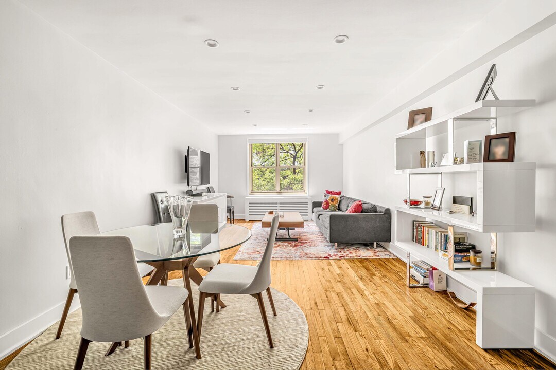 309 E 87th St in New York, NY - Building Photo