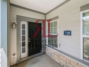 719 Wintergreen Wy in Lewis Center, OH - Building Photo - Building Photo