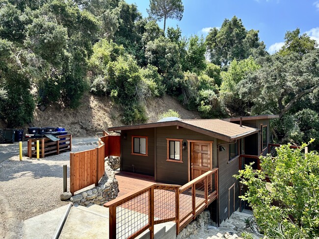 149 Muerdago Rd, Unit 1-2 in Topanga, CA - Foto de edificio - Building Photo