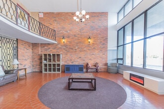 Queensbury Court in Burlington, ON - Building Photo - Interior Photo