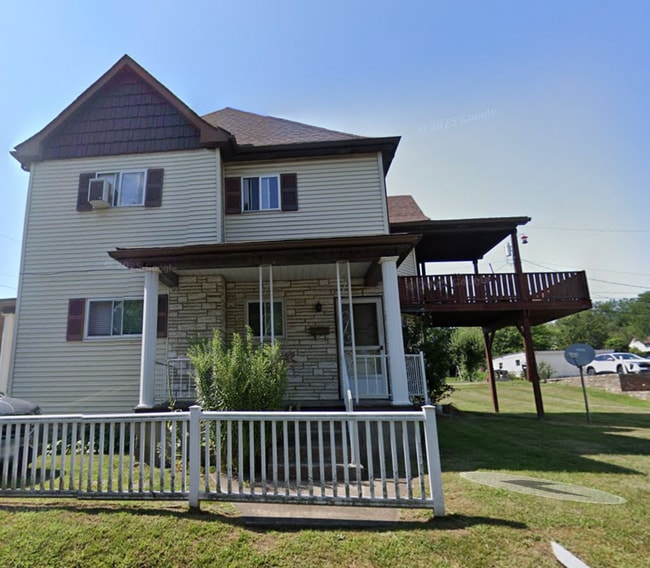 26 Dinsmore Ave, Unit #2 in Burgettstown, PA - Building Photo - Building Photo