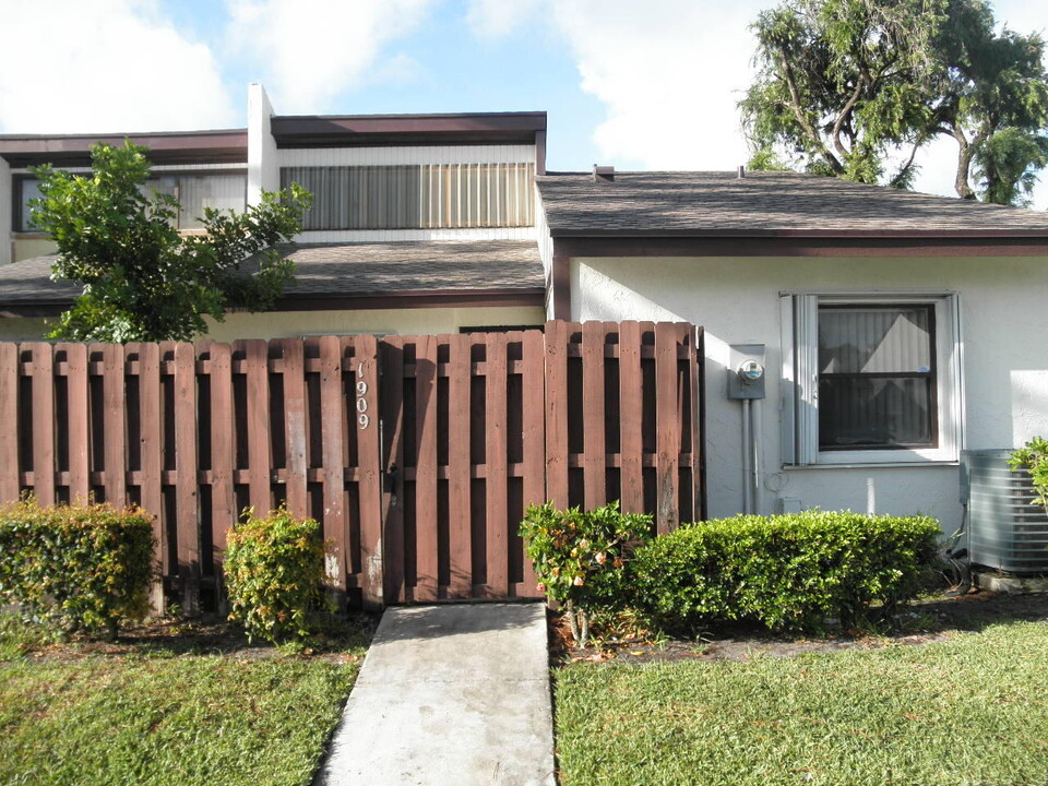 1909 Abbey Rd in West Palm Beach, FL - Building Photo