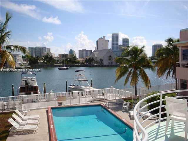 6881 Bay Dr in Miami Beach, FL - Foto de edificio - Building Photo