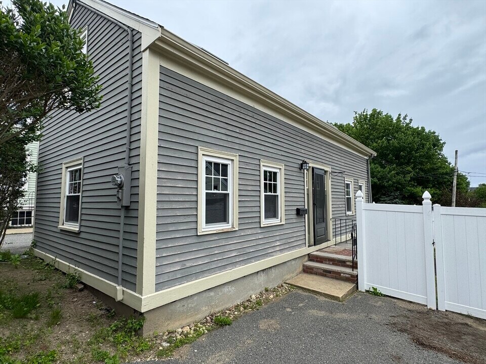 13 Lovett St in Beverly, MA - Building Photo