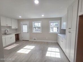 92 Village Green Way in Hazlet, NJ - Foto de edificio - Building Photo