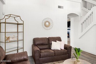 7328 Corona Del Sol Dr in El Paso, TX - Foto de edificio - Building Photo