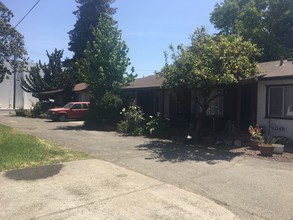 21335-21347 Hathaway Ave in Hayward, CA - Building Photo - Building Photo