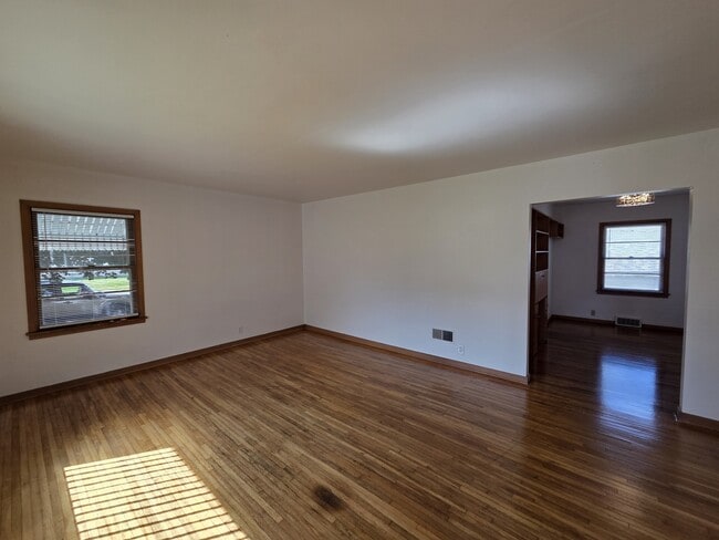 1025 W 8th St in Cedar Falls, IA - Building Photo - Building Photo