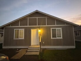 608 Mark St in Granger, WA - Building Photo